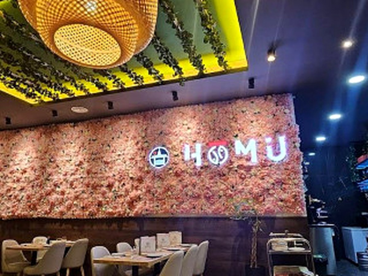 Sala interior de Homu Sabadell con el rótulo luminoso